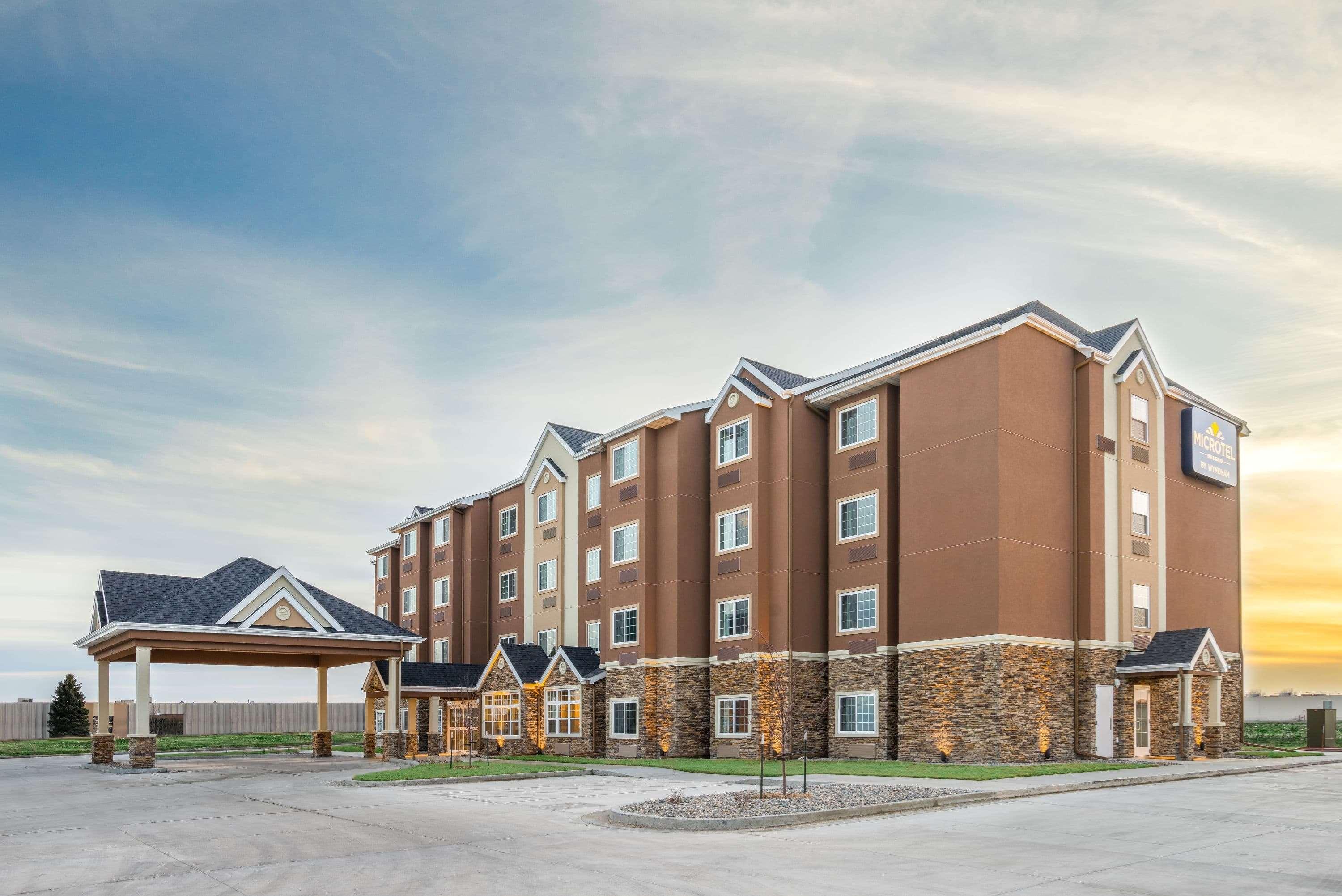 Microtel Inn & Suites By Wyndham Moorhead Fargo Area Exterior photo